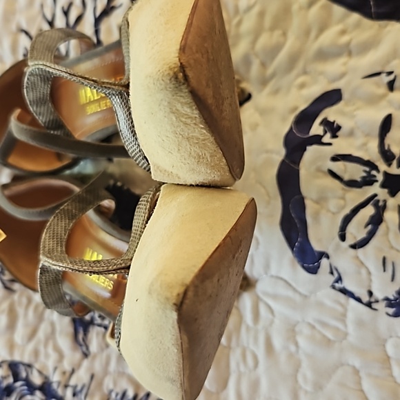 MALONE SOULIERS Veronica Suede Ankle-Strap Pump, Ivory/Gray, Sz 40 1/2 - Picture 4 of 6